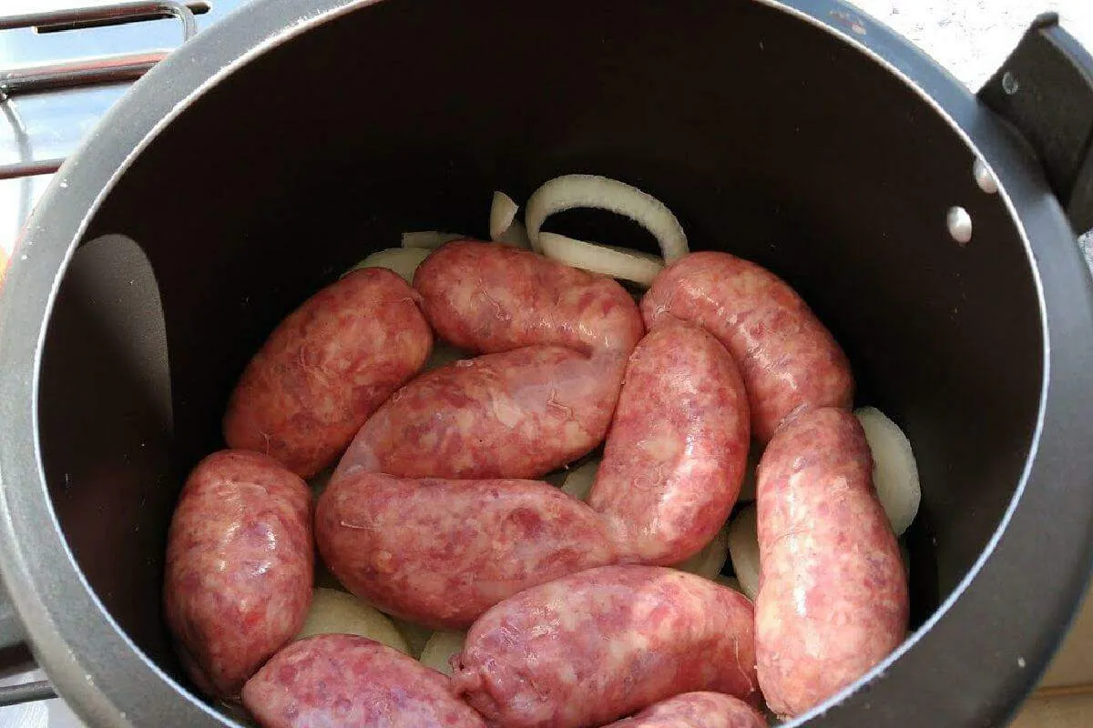 Linguiça assada na panela de pressão fica mais saborosa do q