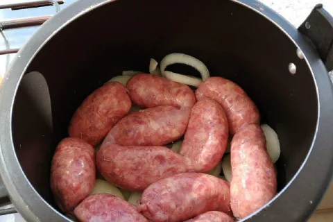 Linguiça assada na panela de pressão fica mais saborosa do q