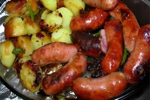 Linguiça assada no forno com batatas um almoço prático e fác