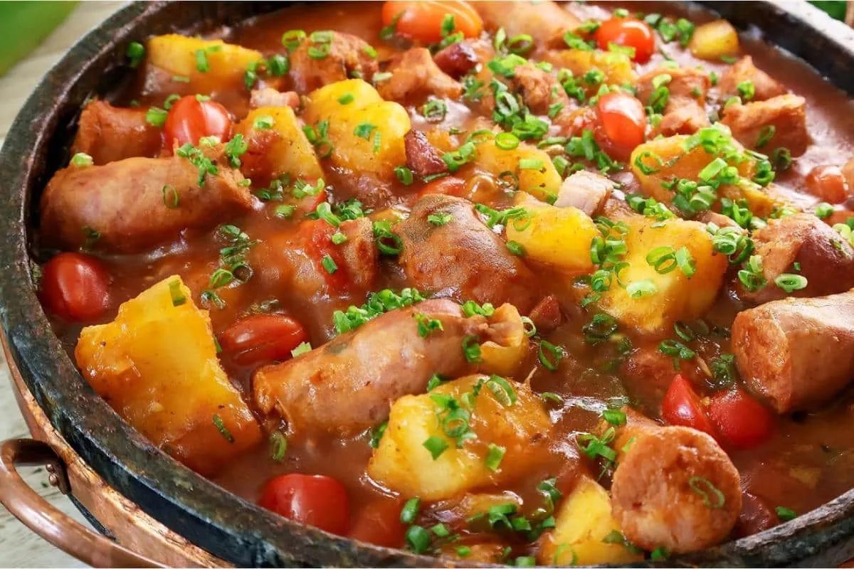 Linguiça atolada com mandioca à moda mineira deliciosa e bar