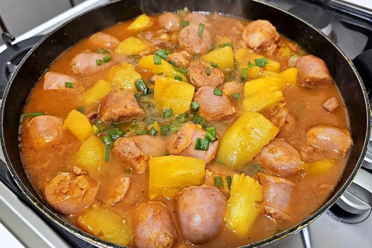 Linguiça atolada com mandioca saborosa e muito suculenta par