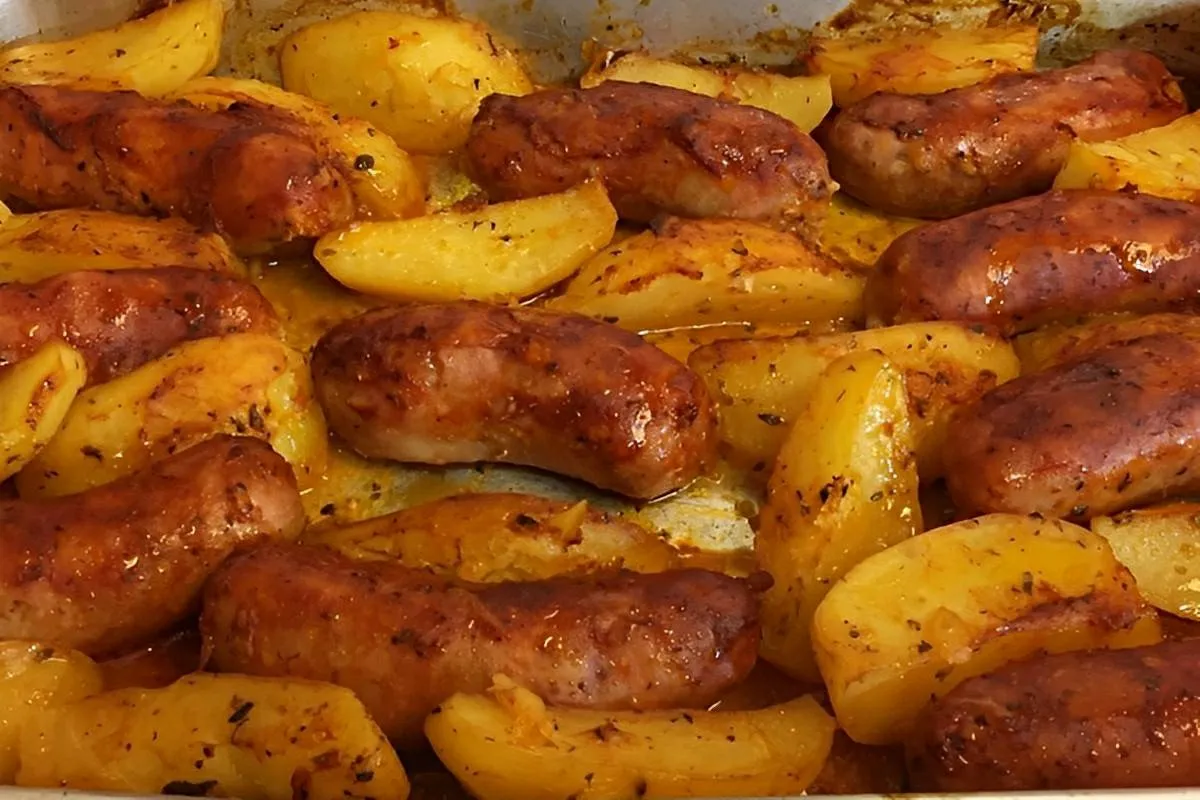 Linguiça com batata assada no forno com temperinho especial