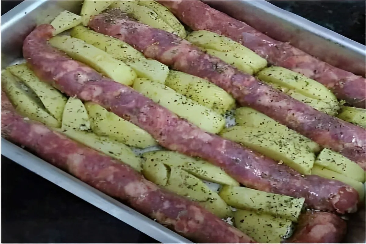 Linguiça com batata assada no forno fácil e prática para qua