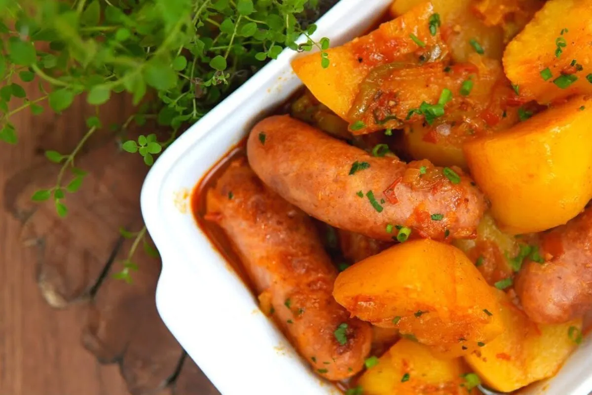 Linguiça com batata: esse jeito de fazer é o mais prático e