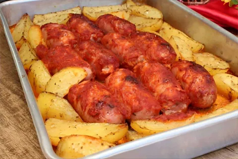 Linguiça com batata no forno temperada com molho de tomate u