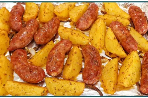 Linguiça com batata preparada no forno com um tempero especi