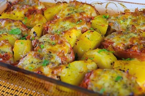 Linguiça recheada com queijo derretido e tempero especial, u