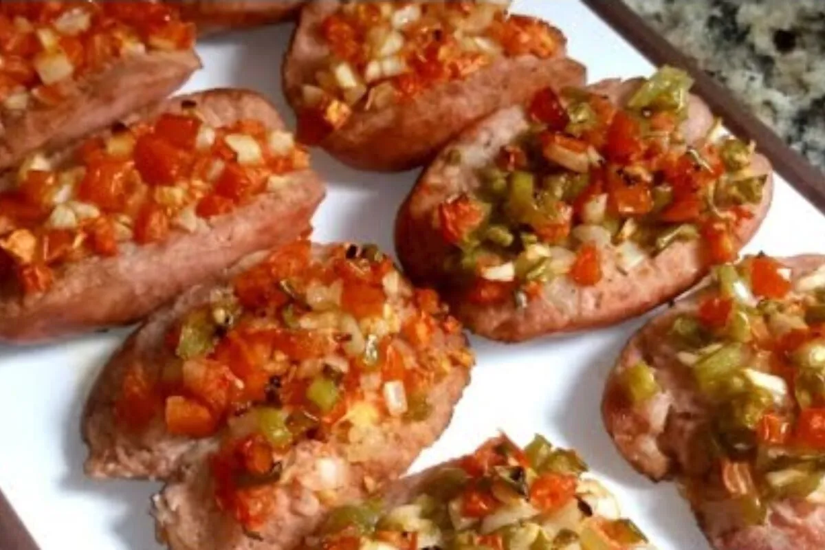 Linguiça recheada: veja qual o segredo do preparo para fazer essa delícia assada no forno que fica super suculenta e perfeita para servir aos amigos