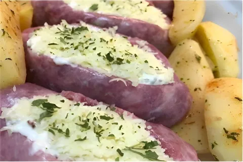 Linguiça toscana recheada com queijo assada no forno fácil e