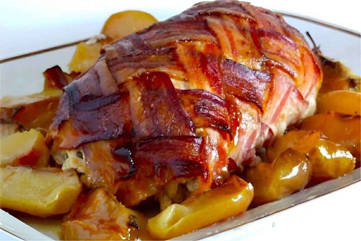 Lombo assado no forno com camada externa de bacon uma delíci