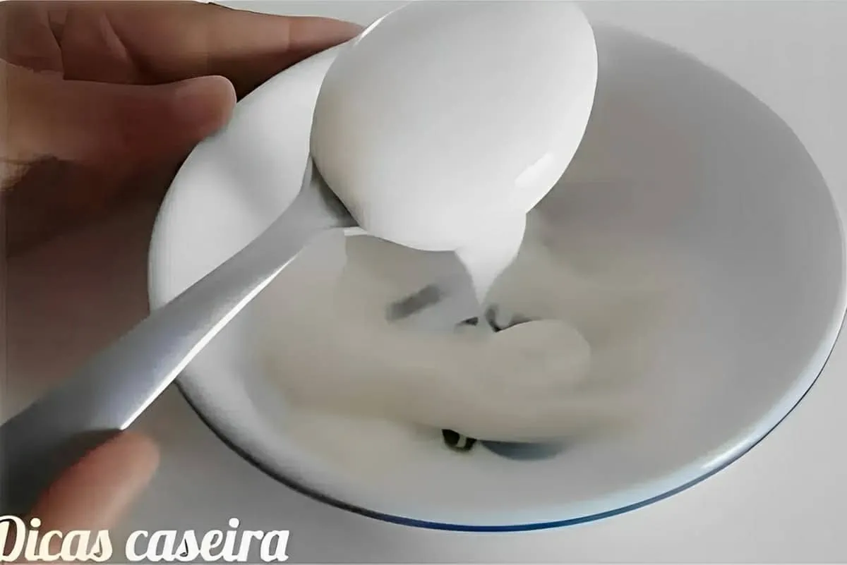 Lustra móveis caseiro feito com 2 ingredientes para não prec