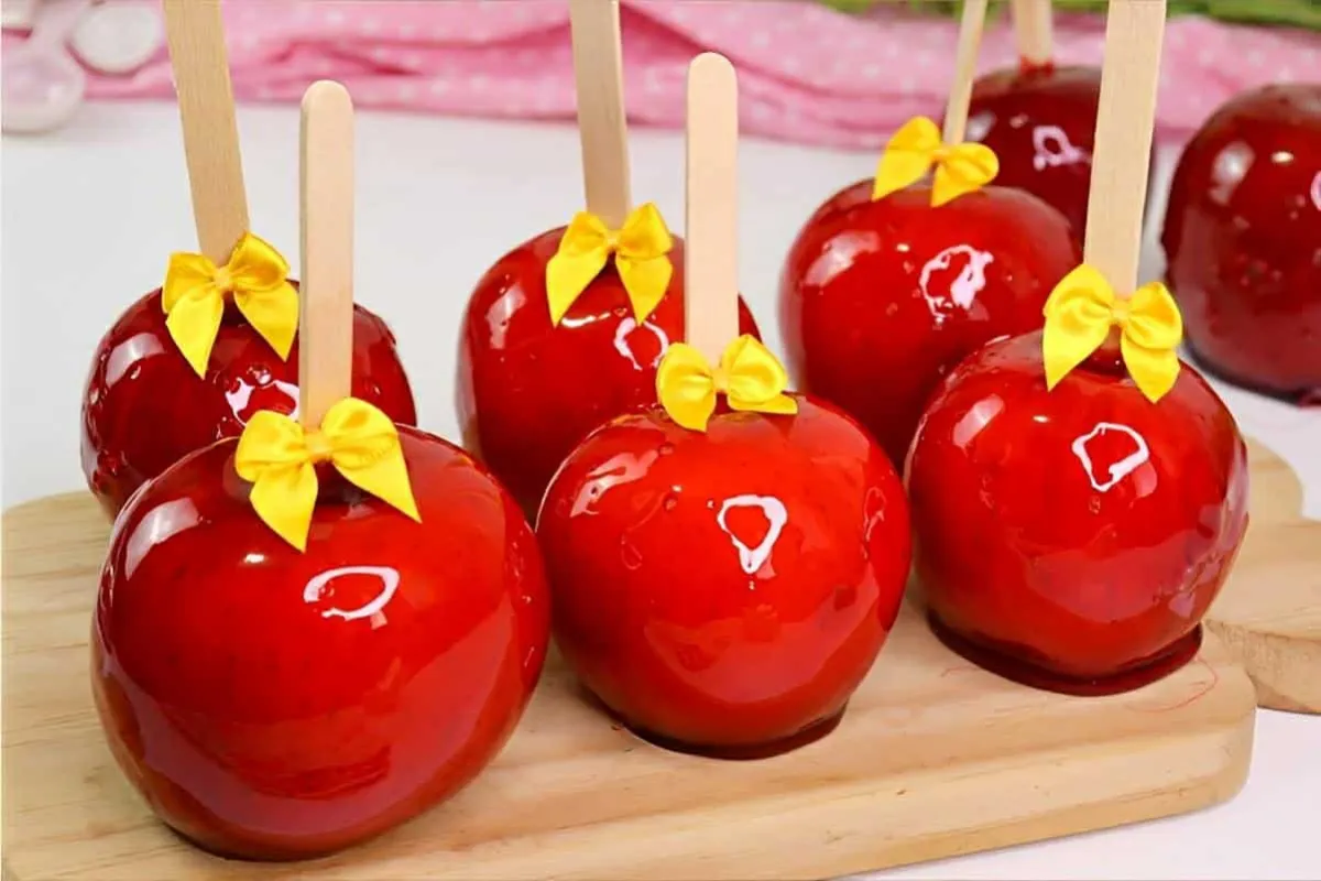 Maçã do amor de festa junina com casquinha de açúcar brilhan