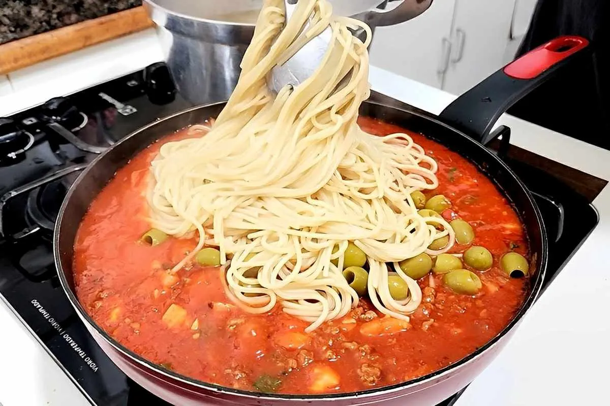 Macarrão à bolonhesa prático e delicioso para refeição da su