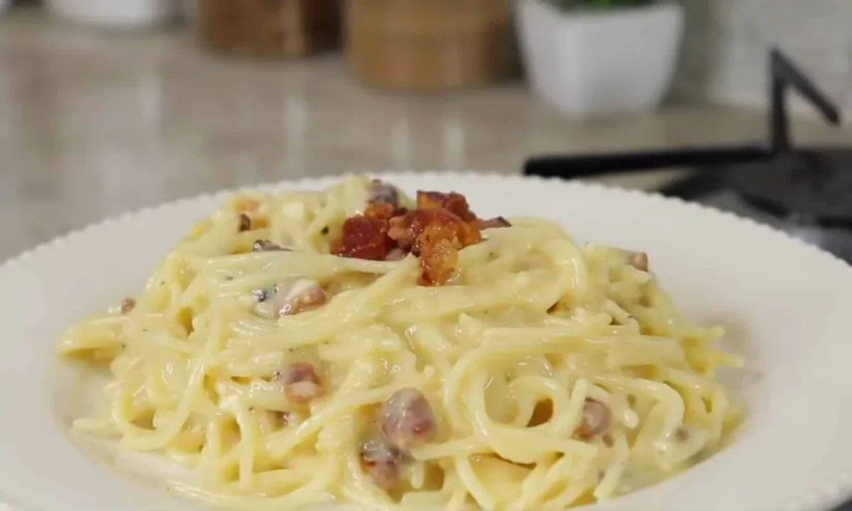 Macarrão à carbonara simples feito com ingredientes você que