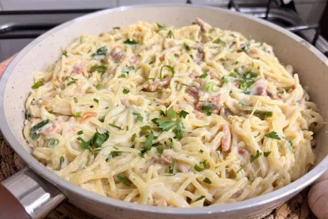 Macarrão alho e óleo com bacon e um truque especial de prepa