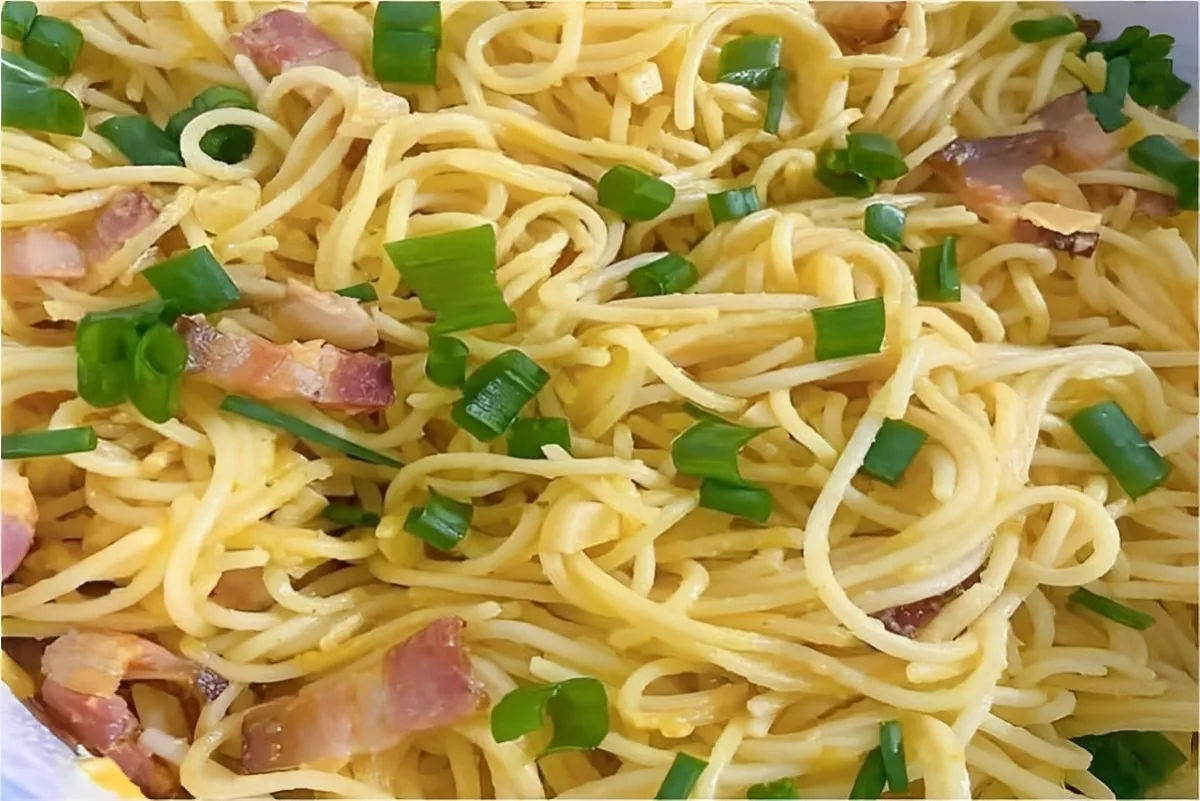 Macarrão alho e óleo com bacon um prato completo para seu al