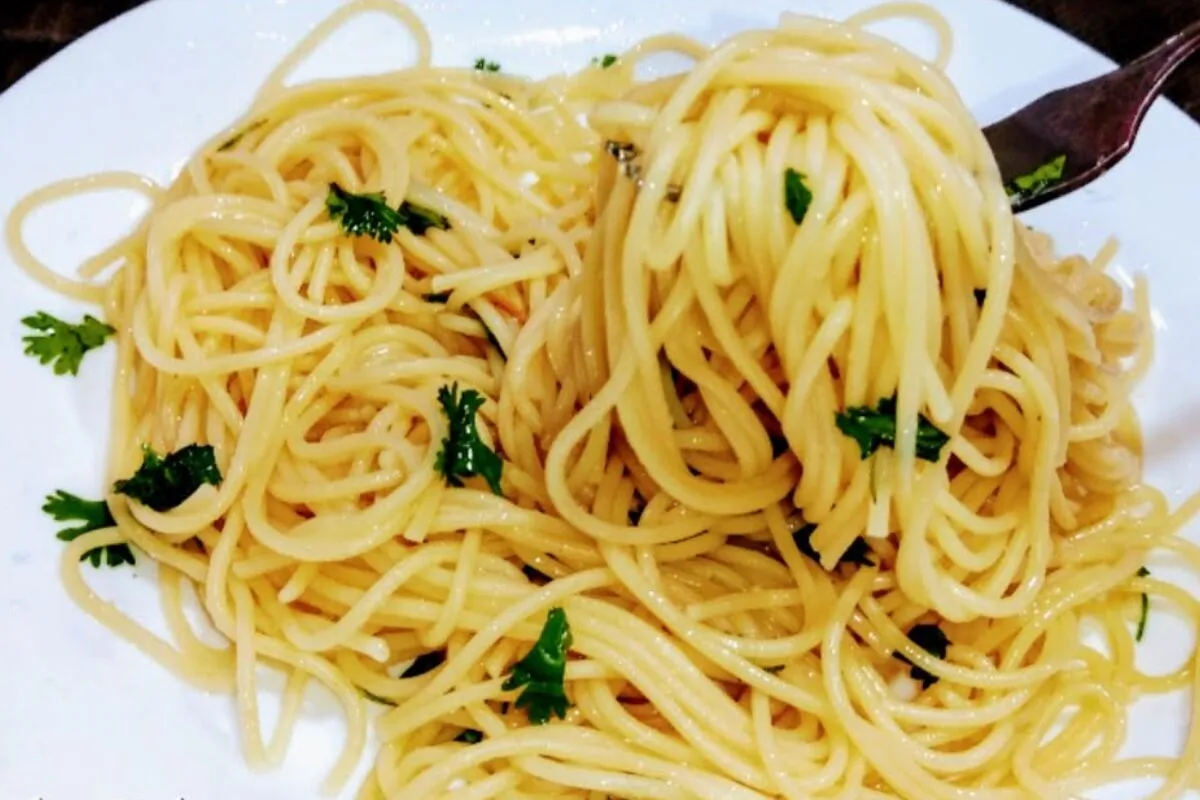 Macarrão alho e óleo com segredo de restaurante que fica sol