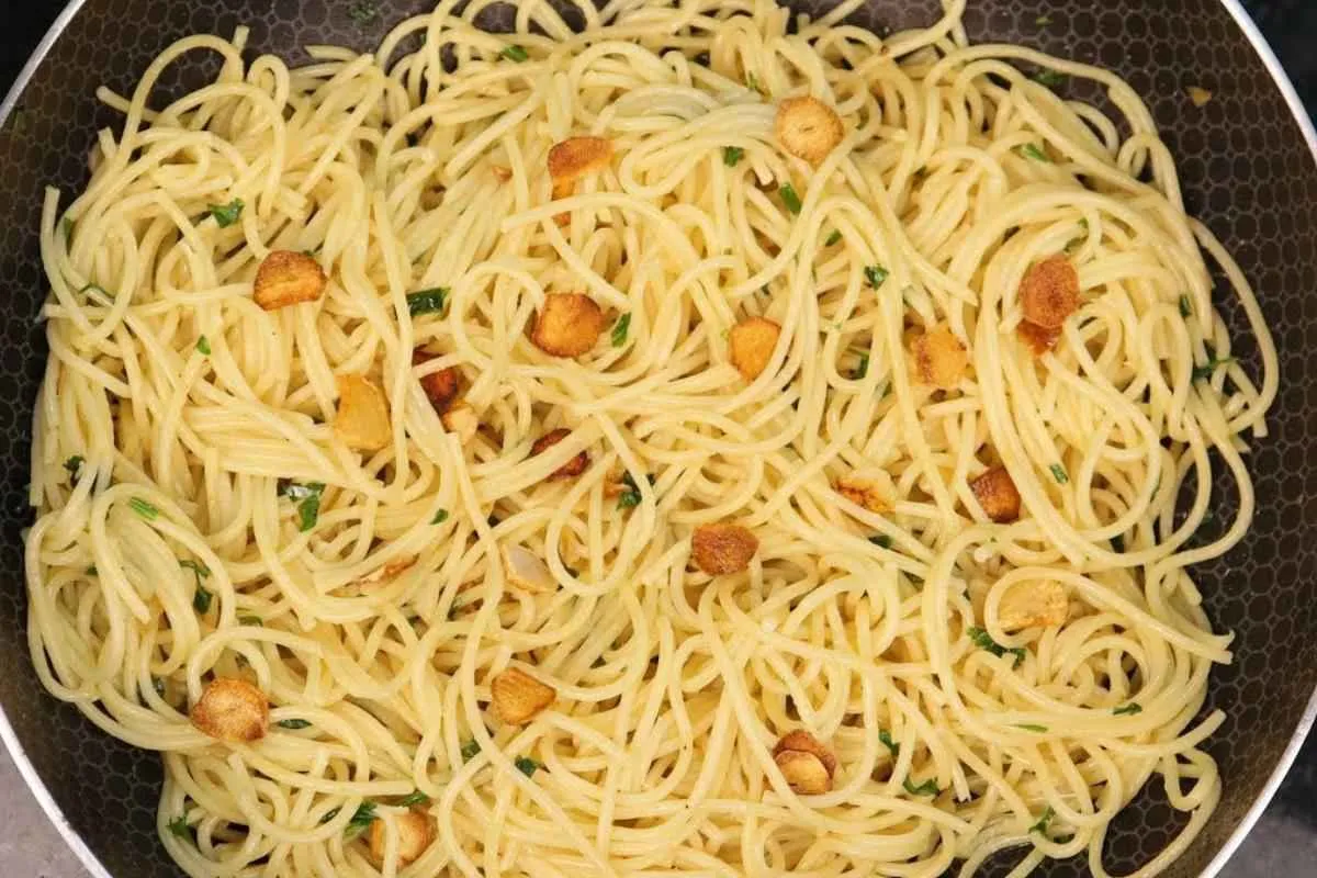 Macarrão alho e óleo de restaurante perfeito do jeito mais f