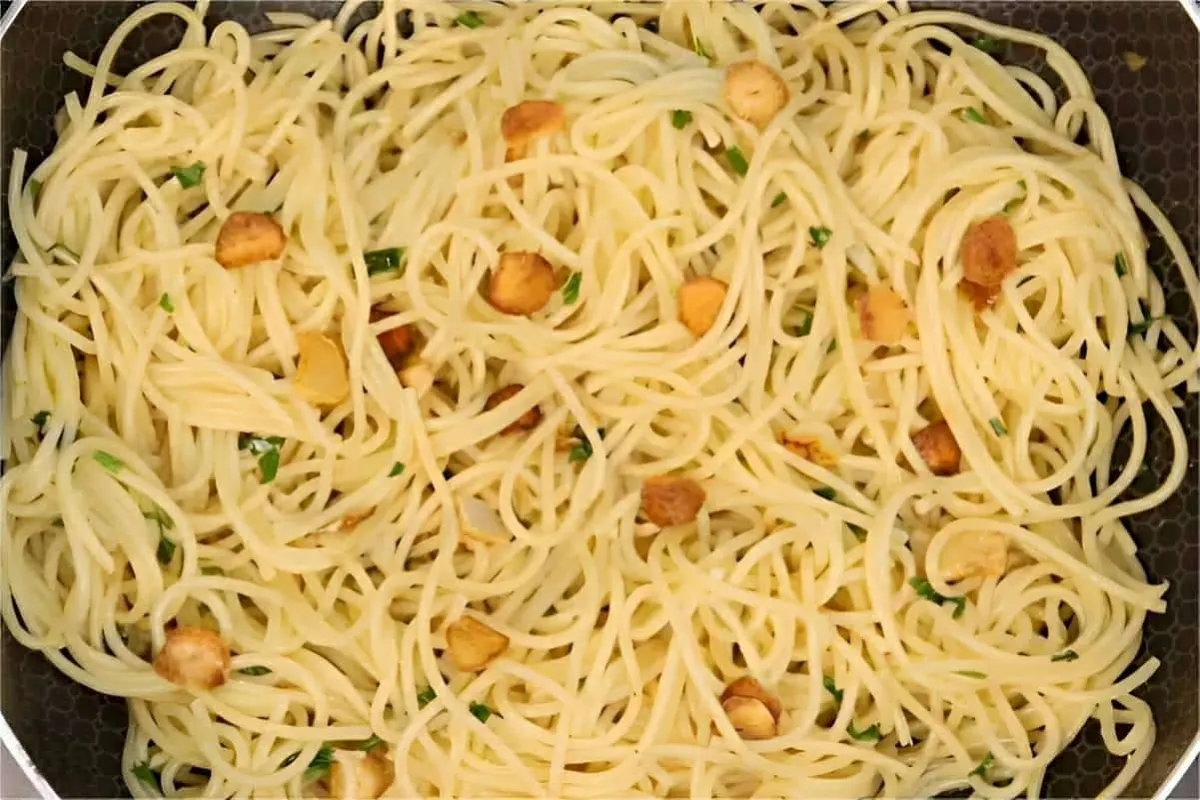Macarrão alho e óleo delicioso e fácil de fazer para o seu a