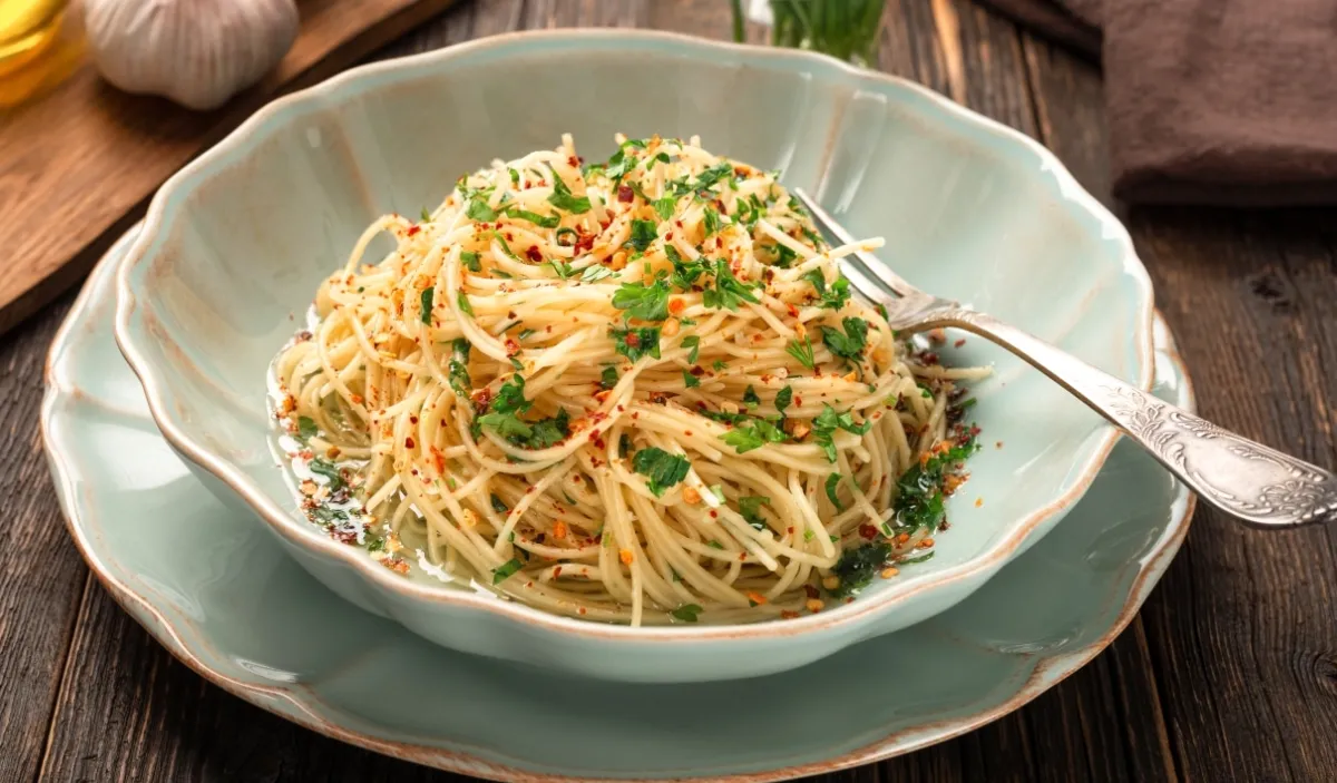Macarrão Alho e Óleo Italiano. Faça hoje com Ingredientes qu