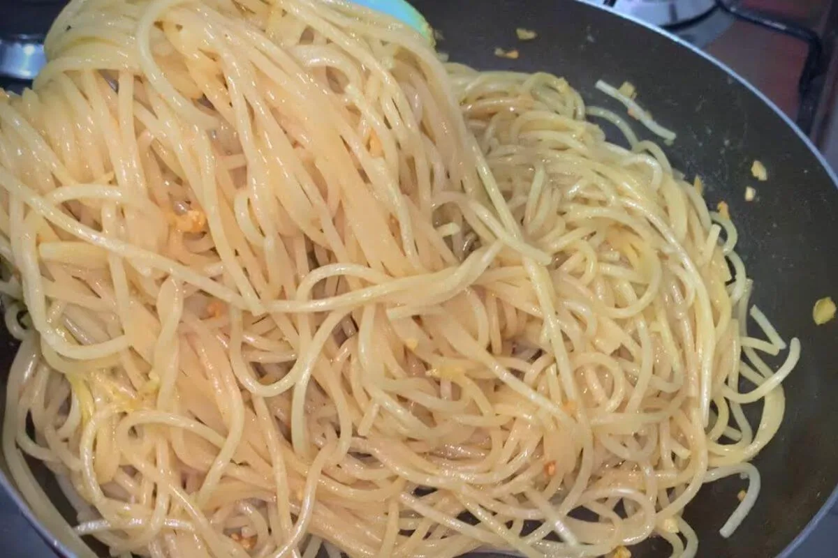 Macarrão alho e óleo mais fácil e saboroso de todos que você