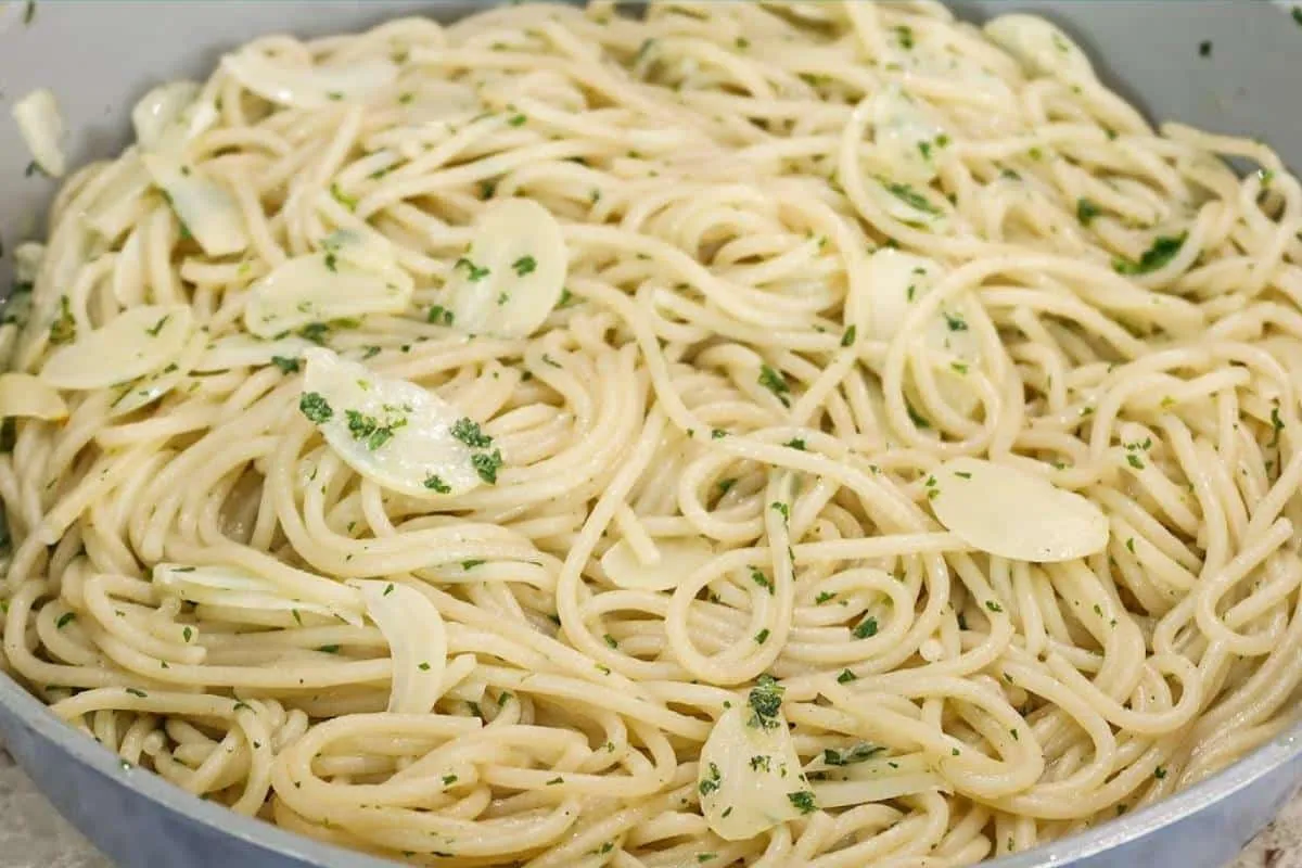 Macarrão alho e óleo que não gruda: veja o segredinho que ap