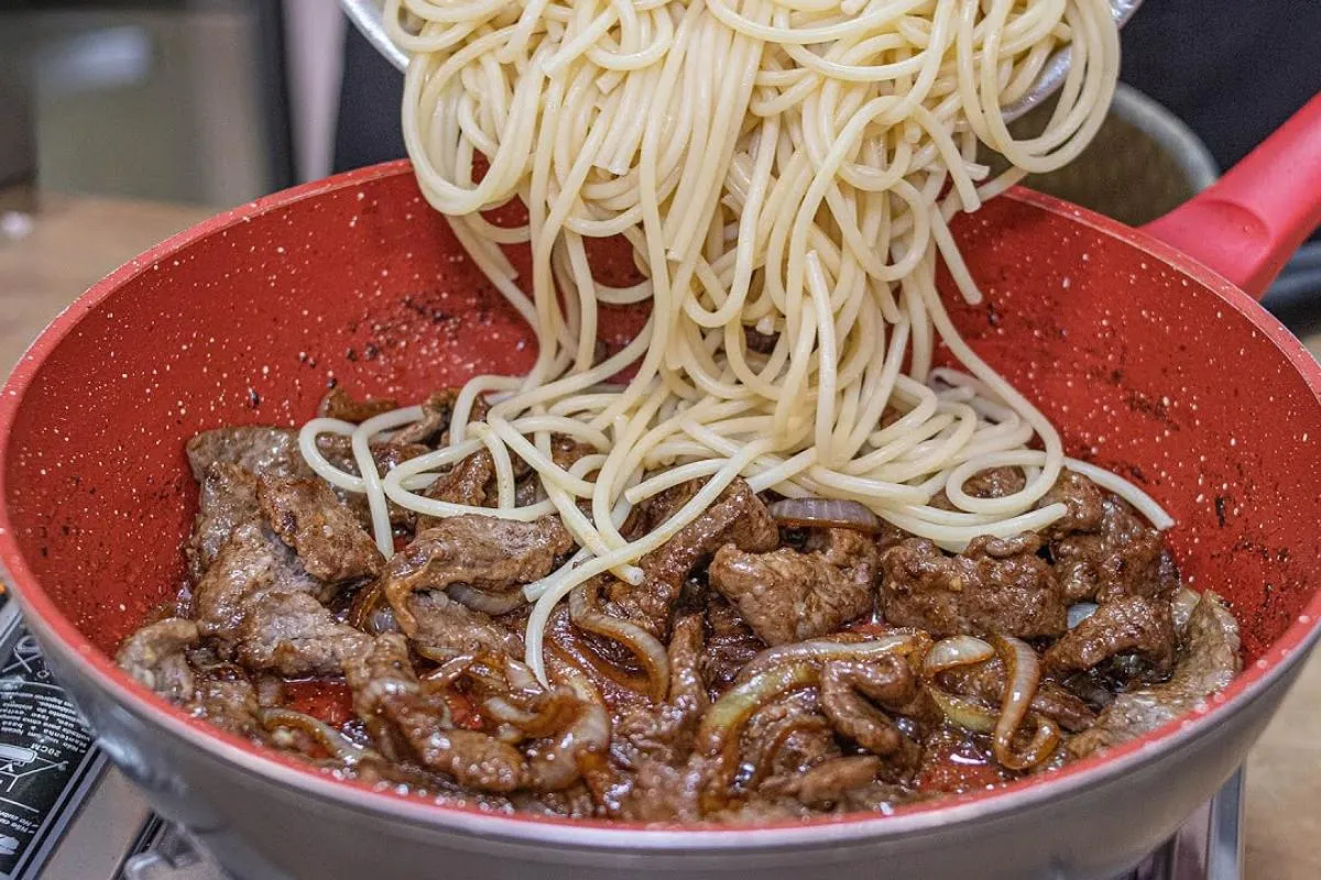 Macarrão ao bife acebolado um prato simples mas muito saboro
