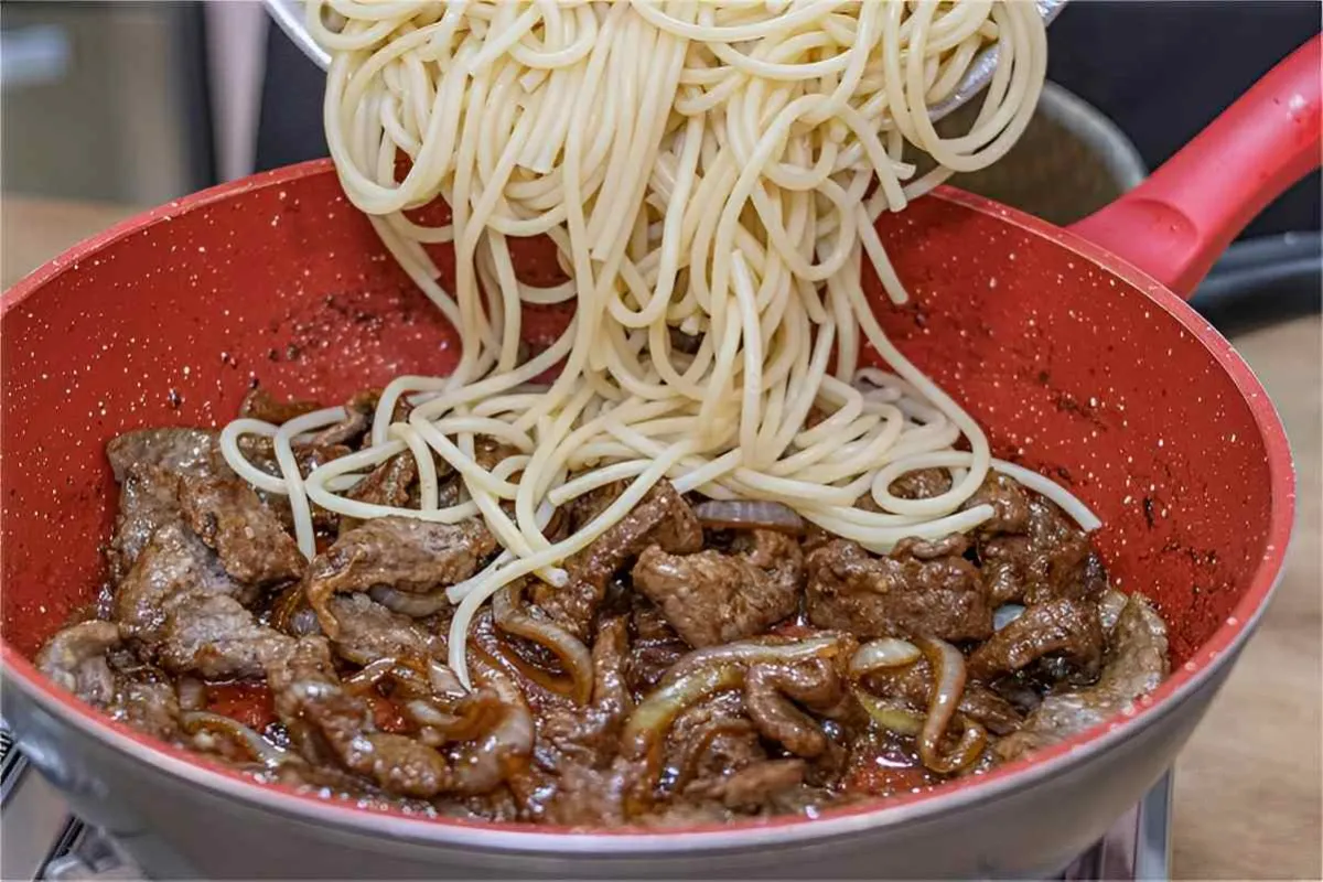 Macarrão ao bife acebolado um prato único de dar água na boc