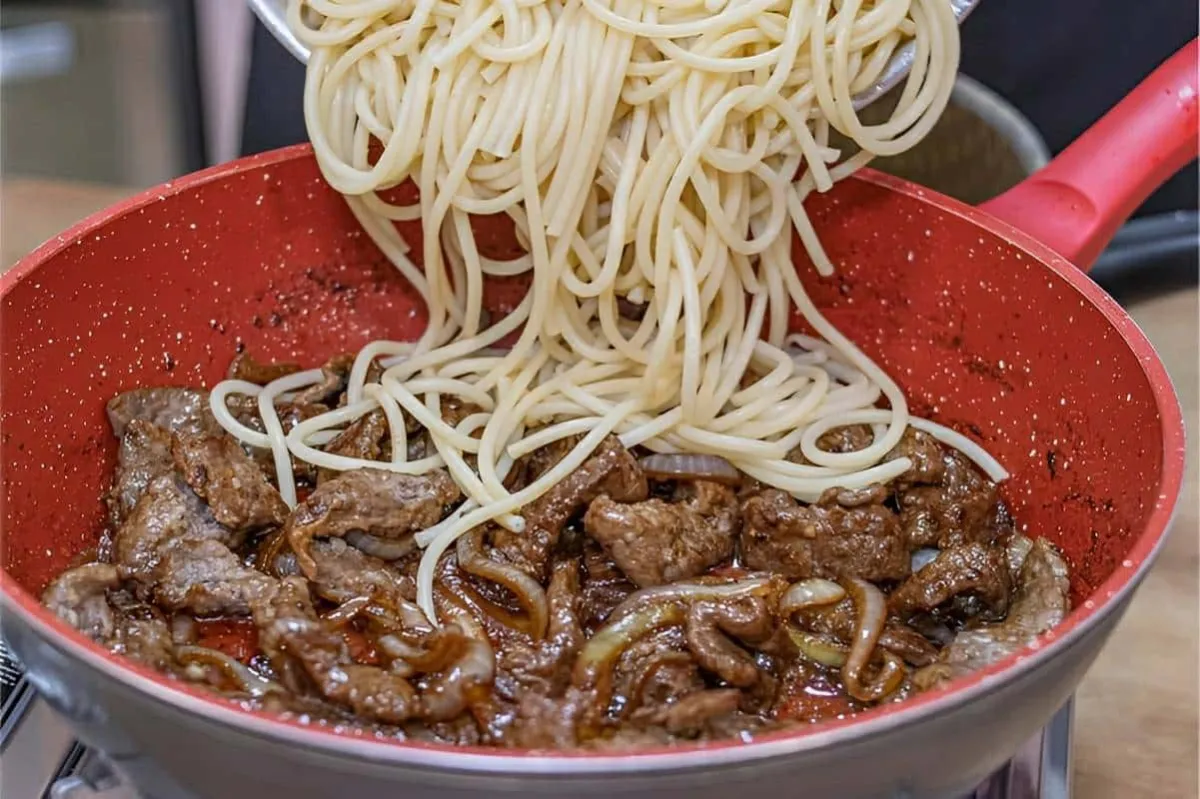 Macarrão ao bife acebolado um prato único prático e delicios