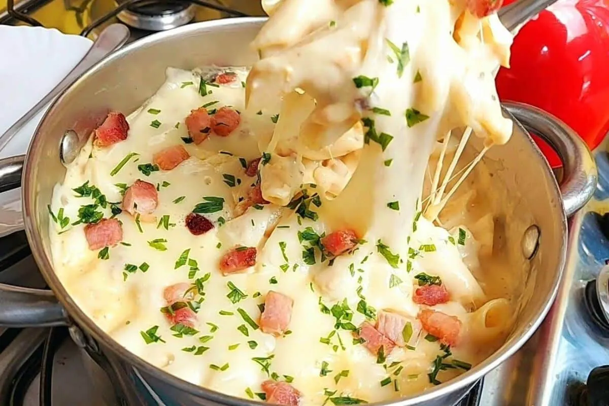 Macarrão ao creme de batata com bacon e frango, muito cremos