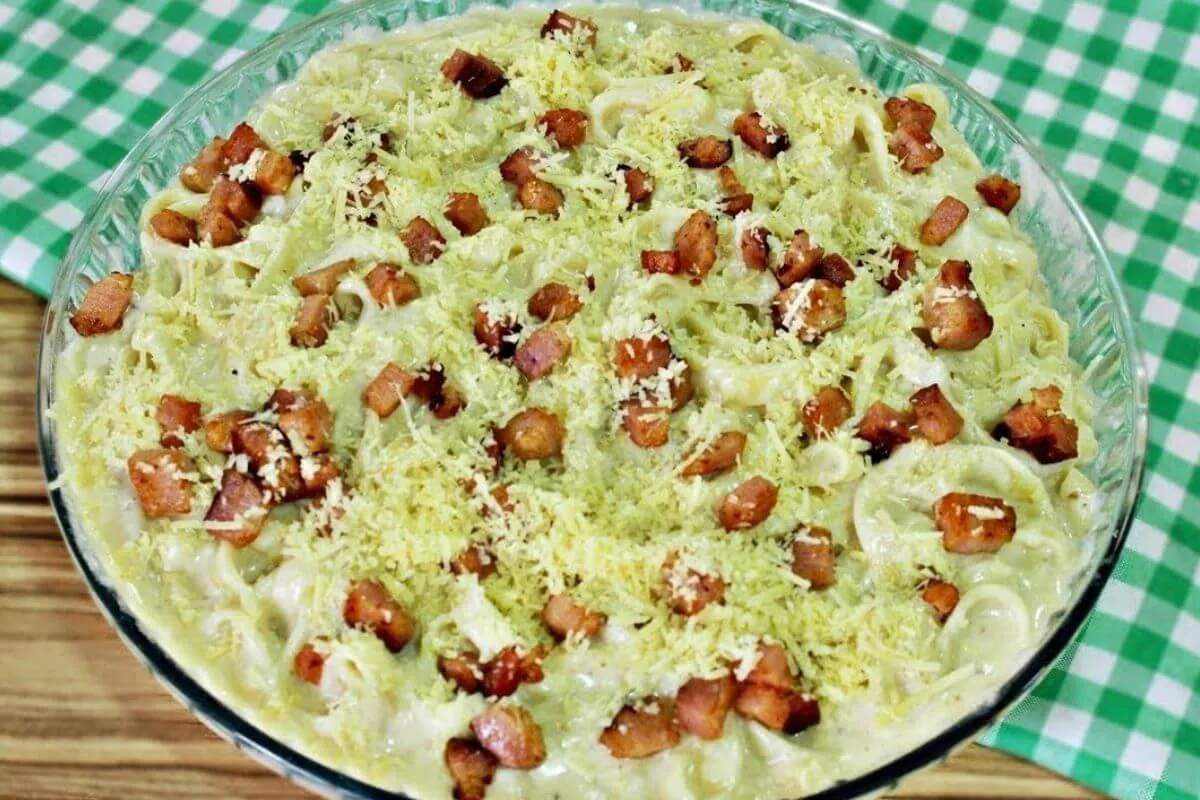 Macarrão ao molho branco com bacon é a macarronada mais sabo