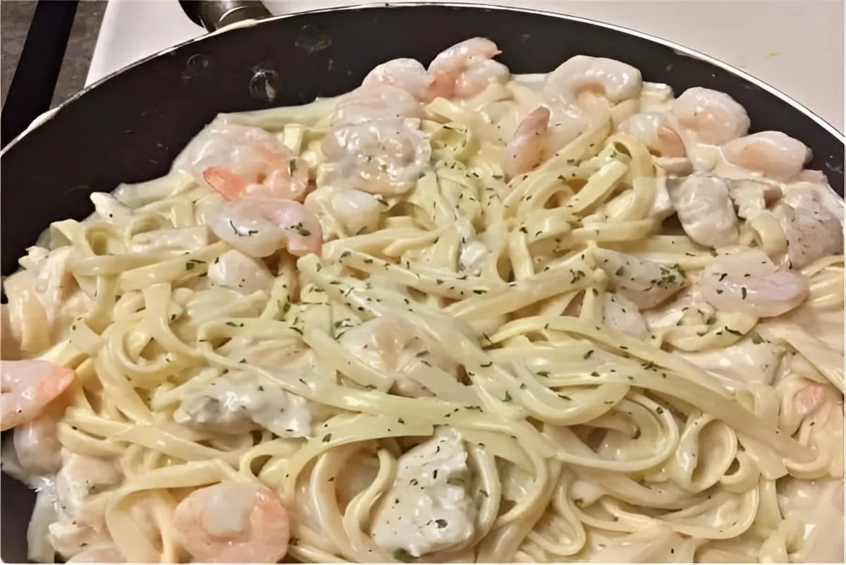 Macarrão ao molho branco com camarão aprendi com chefe de co
