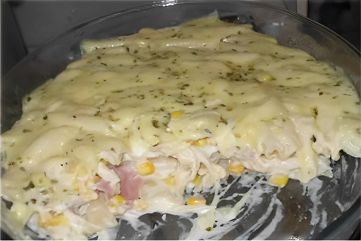 Macarrão ao molho branco com presunto e queijo gratinado no