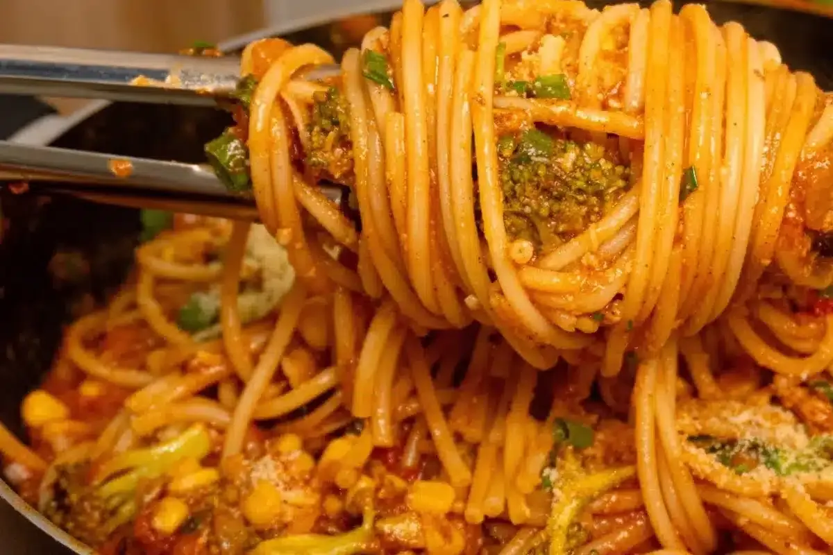 Macarrão ao molho de sardinha bem cremoso e prático, para um