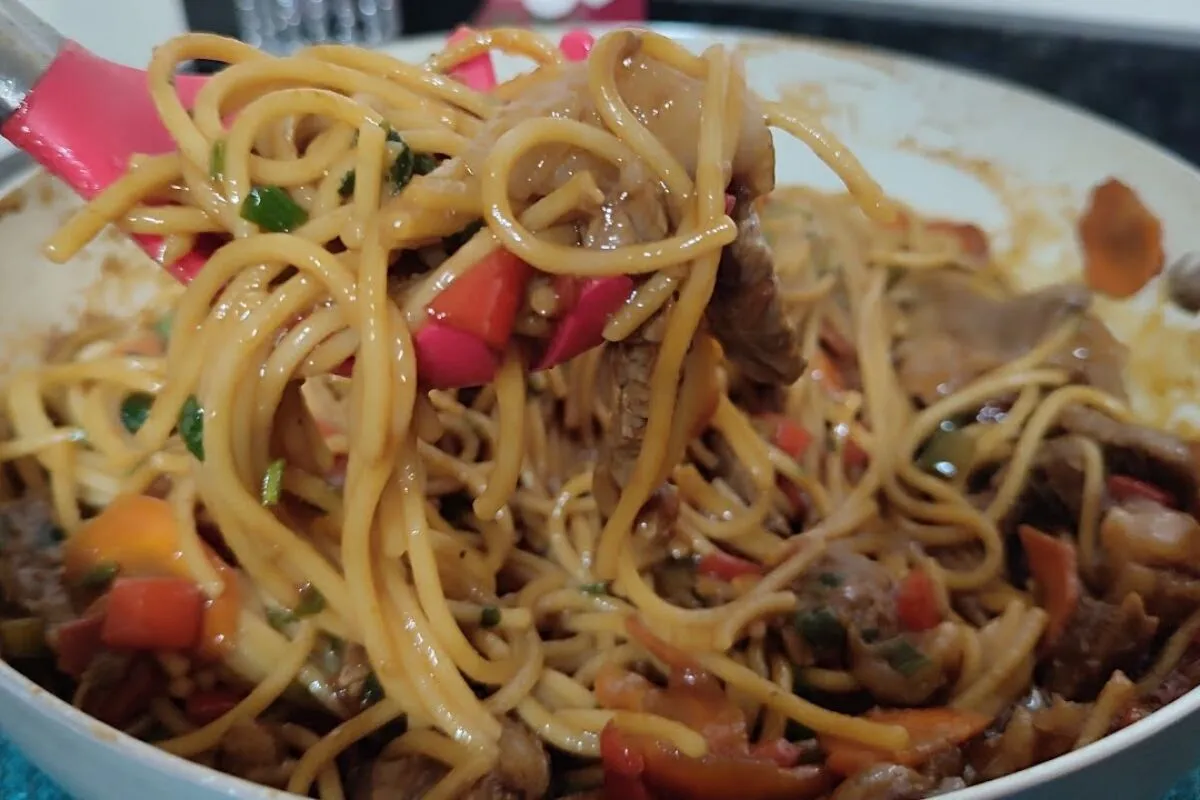 Macarrão ao molho shoyu simples e saboroso, com aquele toque