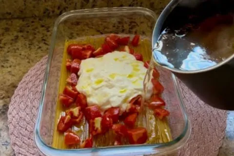 Macarrão assado cremoso com queijo derretendo e um sabor que