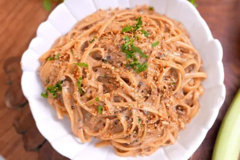 Macarrão com alho poró simples e rápido que transforma qualq