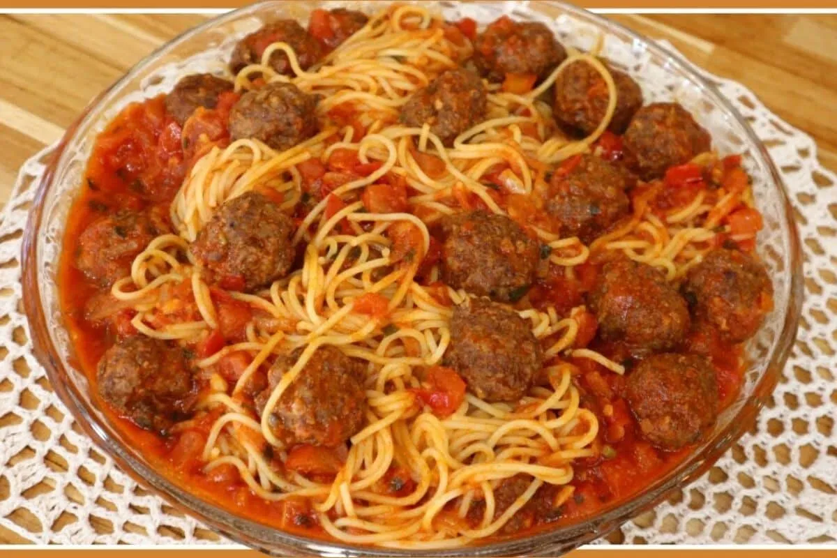Macarrão com almôndegas caseiras ao molho de tomate suculent