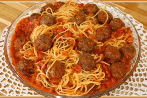 Macarrão com almôndegas caseiras ao molho de tomate suculent