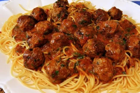 Macarrão com almôndegas, um prato clássico com um molho de t