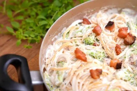 Macarrão com brócolis e bacon fácil e rápido cheio de sabor 