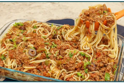 Macarrão com carne moída bem suculento e com bastante molho 