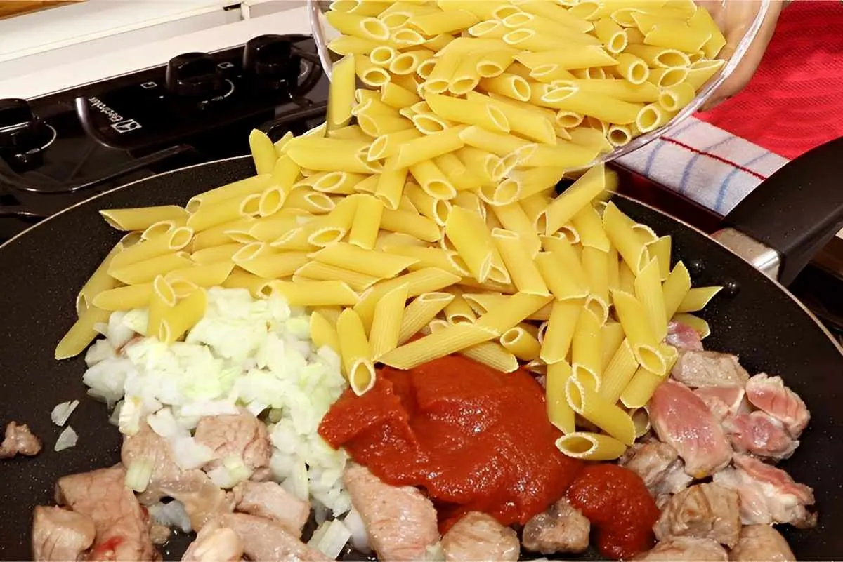 Macarrão com carne para o almoço de domingo fica uma delícia