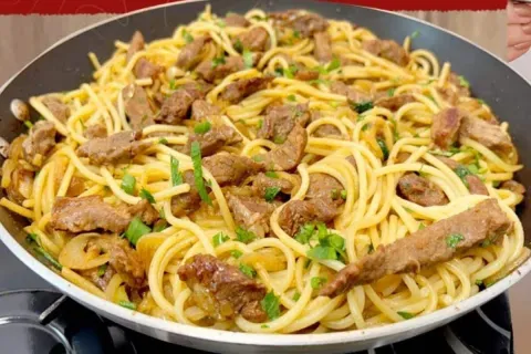 Macarrão com carne que é rápido, tem um molho encorpado e su