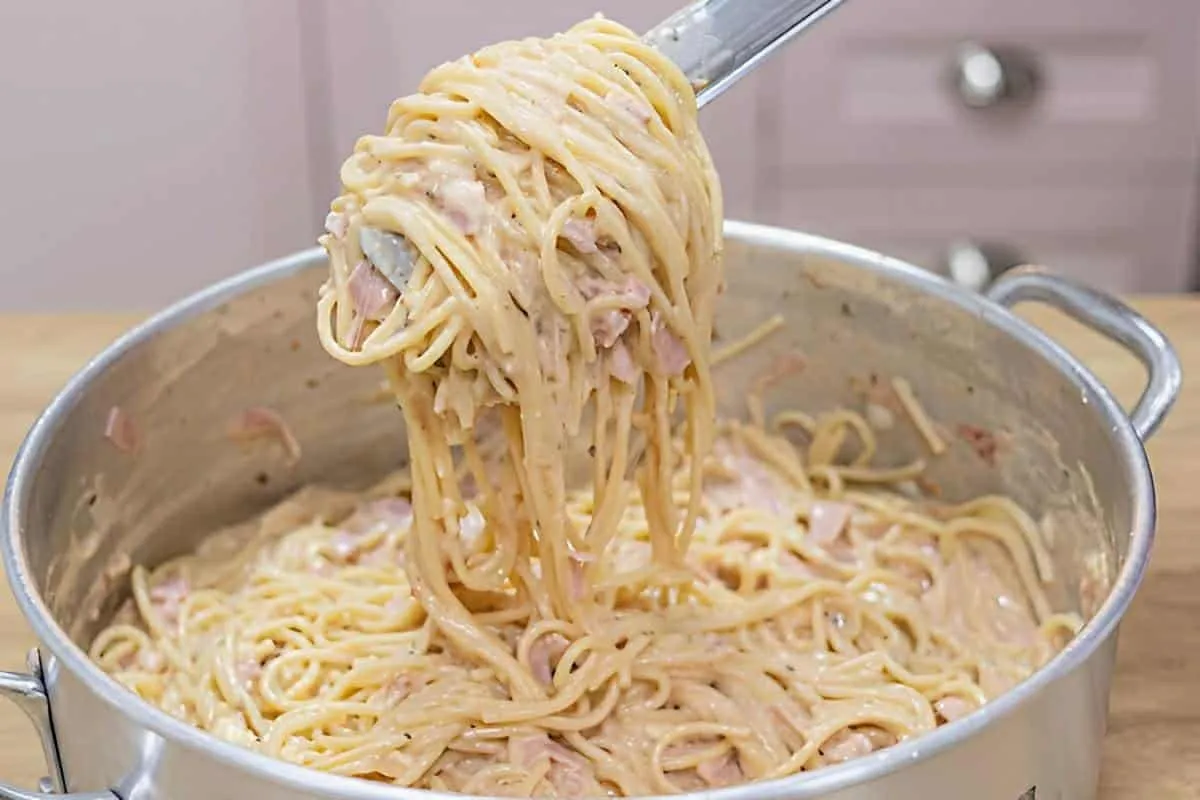 Macarrão com creme de leite fácil é só misturar os ingredien