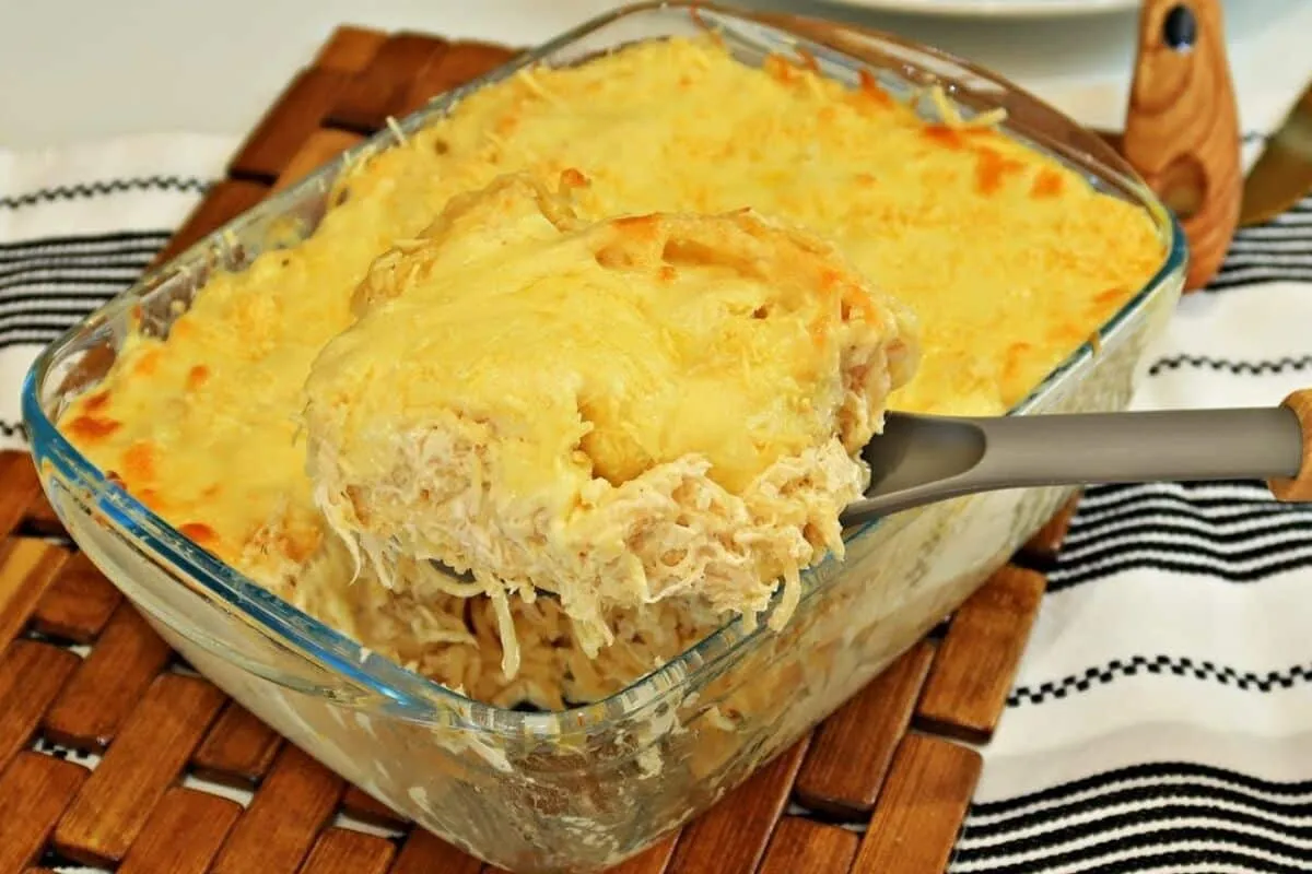 Macarrão com frango ao molho branco gratinado no forno com q