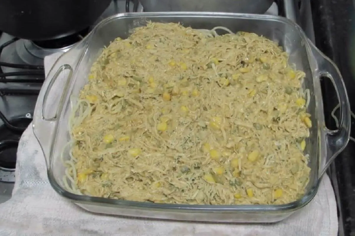 Macarrão com frango e queijo que fica pronto bem rapidinho e