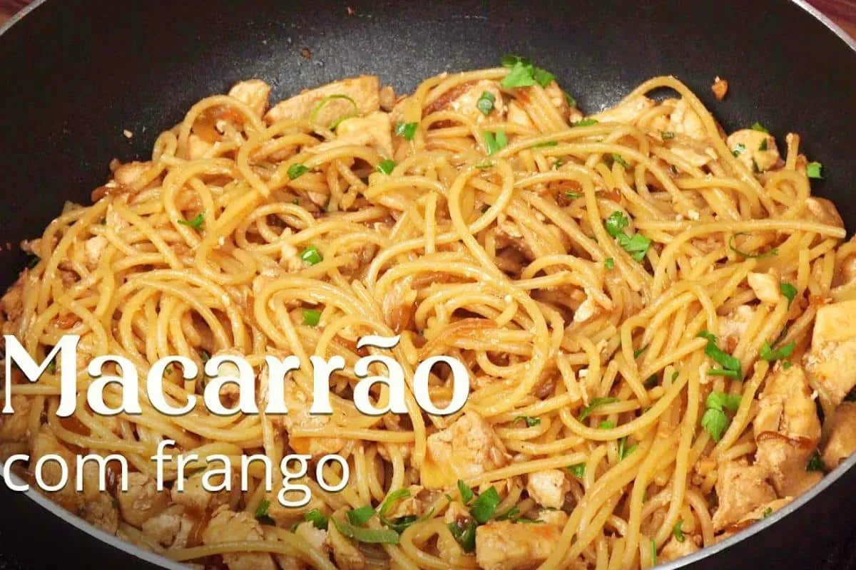 Macarrão com frango perfeito e saboroso que sai soltinho da