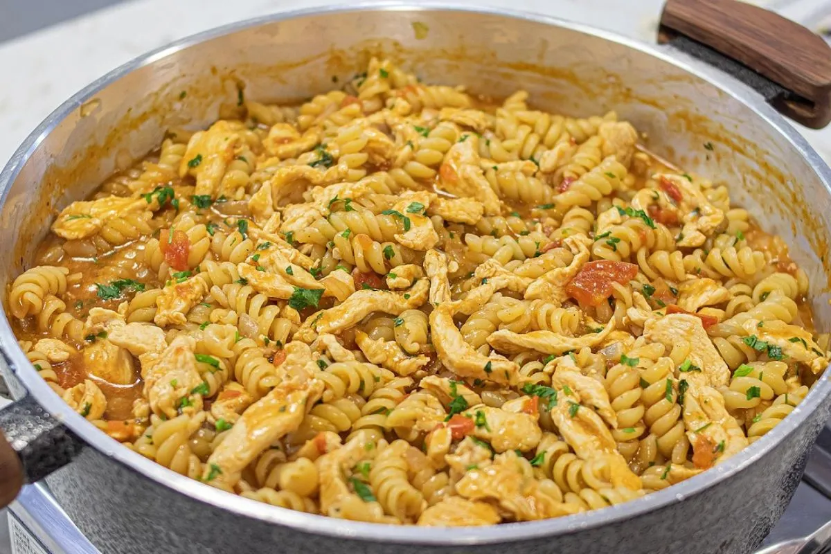 Macarrão com frango saboroso e suculento para você preparar