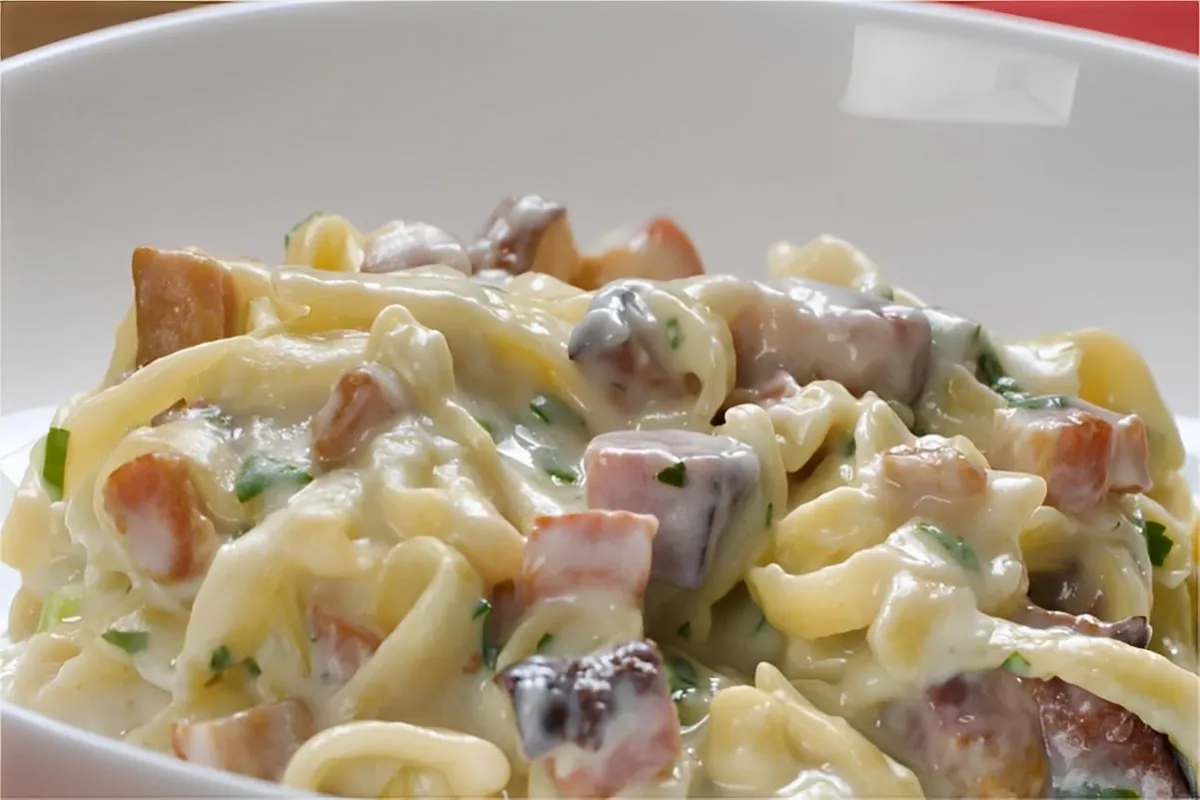Macarrão com molho branco e bacon fácil rápido e muito sabor